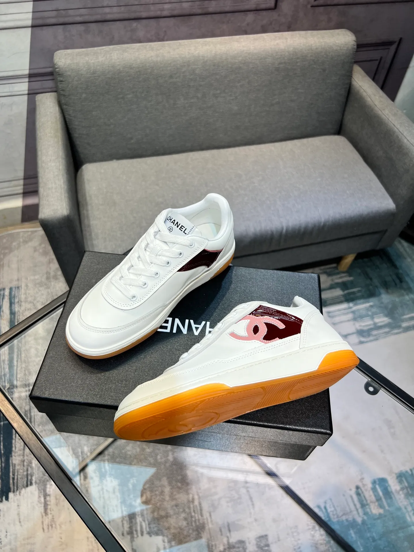 Men's men's shoes 💰620 Exclusive real shot (top version) CHANEL Chanel's new panda sneakers Panda shoes Chanel 2025ss color matching thick-soled casual sports shoes sneakers Counter synchronization The counter is very popular Very difficult to buy a shoe The most popular thick-soled panda shoes on the Internet It is obvious that Xiaoxiang control cannot miss it Simple and versatile white shoes that have both good looks and comfort Thick sole increases height, is super versatile and can be worn with eyes closed😍 Whoever wears it will look better. Upper: calfskin. Lining: imported sheepskin lining. Outsole: TPU original outsole. Size: 35-44 (41 for women, 40 for men, custom made).